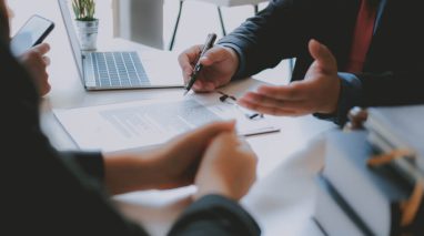 BF-how-to-independent-insurance-agent-midwest-1 Insurance professional meeting with a client about becoming an independent insurance agent in the Midwest.