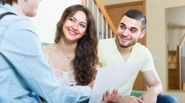 Meeting-Insurance-Customer-Expectations-Through-Hyper-Personalization-1 Agent giving a great Insurance customer experience